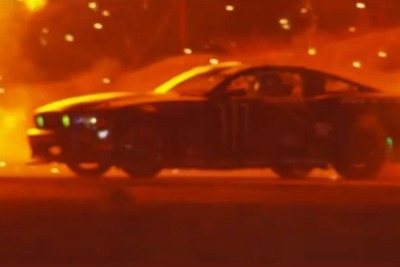 炎の中のドリフト走行、米ドリフトキングが挑戦［動画］ 画像