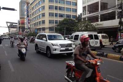 カンボジアの深刻な道路事情 画像