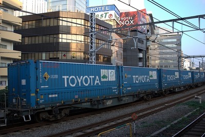 線路の上を走る「TOYOTA」…JR貨物の「トヨタ・ロングパス・エクスプレス」 画像