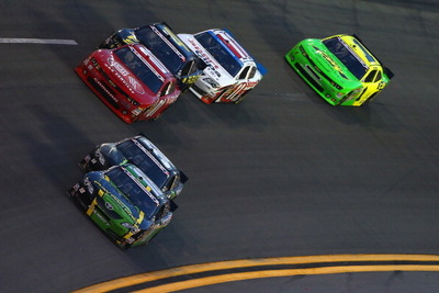【NASCARネイションワイド 第16戦】マット・ケンゼスが今季シリーズ初勝利 画像