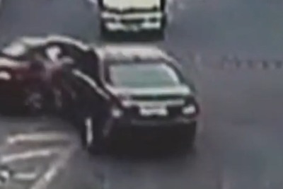 中国で高級車同士が事故、車による「親子ゲンカ」［動画］ 画像