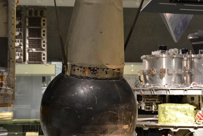 イトカワ微粒子と合わせて見たい 科学博物館宇宙展示 日本初の人工衛星『おおすみ』エンジニアリングモデル 画像