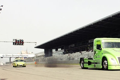 ボルボのHVトラック、ポルシェ ケイマンR を圧倒…ドイツで加速競争 画像