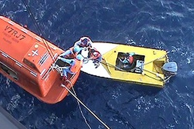 日本郵船、チップ運搬専用船が太平洋で遭難者5人を救助 画像