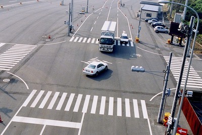 事故後の言い争いはこれで解消? 交差点で交通事故を自動監視 画像