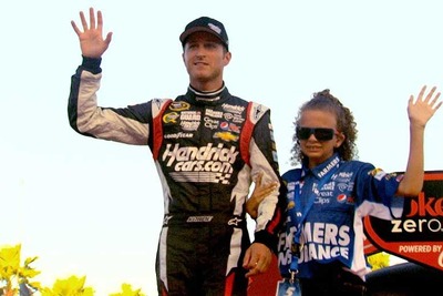 【NASCAR】ケーシー・ケーン、12才のファンの夢を叶える［動画］ 画像