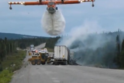 高速道路で車両火災、カナダ流の消火活動が圧巻［動画］ 画像