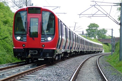 ロンドン地下鉄サークル線に初の冷房車登場 画像