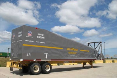米貨物鉄道、空気抵抗減らす「斜め」コンテナ開発…2段積みコンテナ列車に搭載 画像