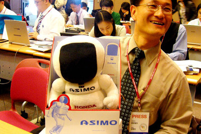 【ソウルモーターショー05】ホンダの記者会見で ASIMO をゲット 画像