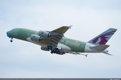エアバス、カタール航空に納入予定のA380が初飛行 画像