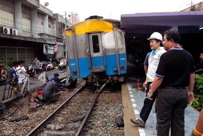 バンコクで列車脱線、駅の屋根に衝突 画像