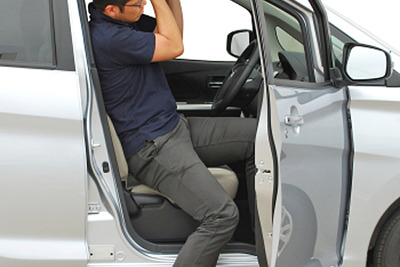 オーテックジャパン、運転席乗降用グリップ装着車を発売…耐荷重100kg 画像