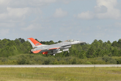 ボーイング、QF-16が最初の無人飛行を完了 画像