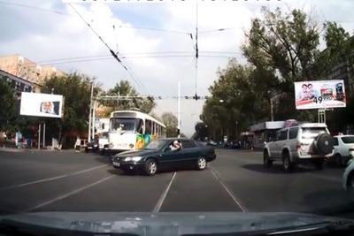 カザフスタンの傲慢ドライバー、注意散漫が招いた結末［動画］ 画像