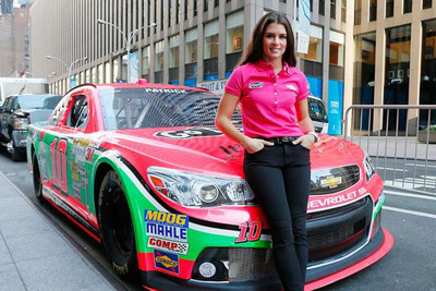 【NASCAR】ダニカ・パトリック、乳ガン認知月間の為に車をピンクに塗装 画像