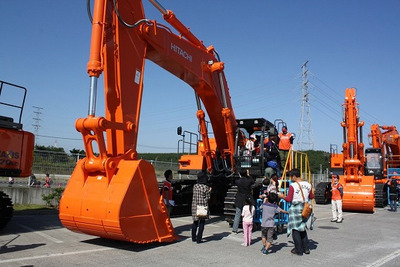 日立建機フェスティバル、超大型油圧ショベルの展示など…10月27日 画像