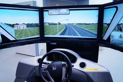 【ITS世界会議13】ホンダ、シミュレーターで路車間/車車間通信を体験 画像