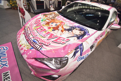 アムラックス東京、アニメ「ラブライブ!」の公式痛車を展示 画像