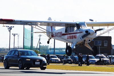 アウディ、Sモデル試乗会で飛行機との競争を実施 画像