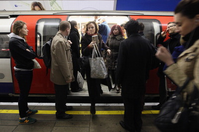 ロンドン地下鉄、2015年から週末の終夜運転を実施へ 画像
