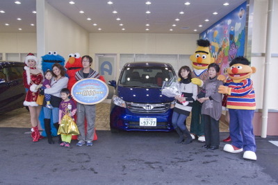 ホンダカーズ大阪、USJ納車センター累計納車台数1000台達成 画像