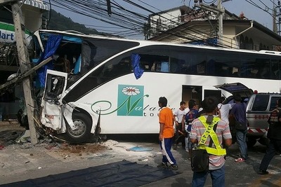 タイ・プーケットで大型バスが下り坂暴走、7台に衝突し2人死亡 画像