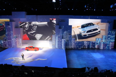 【デトロイトモーターショー14】巨大プロジェクションマッピングの舞台に多数モデル登場…フォード 画像