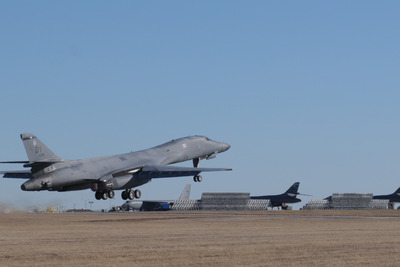 ボーイング、統合バトルステーションを米空軍の最初のB‐1に装備 画像