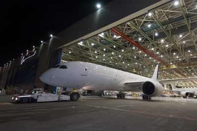 ボーイング、月産10機ペースの787ドリームライナー初号機をロールアウト 画像