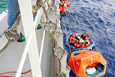 商船三井、ばら積石炭船がグアム島西方沖約700キロ地点で遭難者24人を救助 画像
