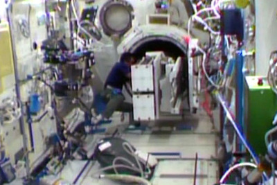 ISSの若田宇宙飛行士、「きぼう」からナノラックスの超小型衛星を放出準備を開始 画像