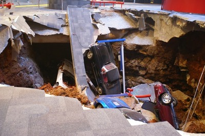 米 コルベット 博物館、床が陥没…展示車8台を飲み込む 画像