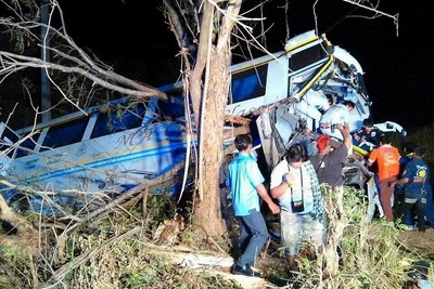 タイ東北で長距離バス事故、運転手死亡 画像