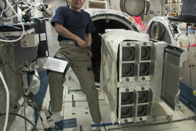ISSの若田宇宙飛行士、超小型衛星の放出準備を実施…ナノラックスの衛星放出機構を使用 画像