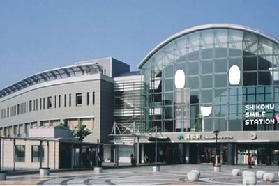 JR四国、高松駅に「SMILE STATION」のラッピング 画像