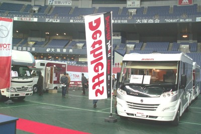 【大阪キャンピングカーショー14】東和モータス販売、ドイツ製 グローブバス11を出展…キャプテンシートのディーゼル車 画像