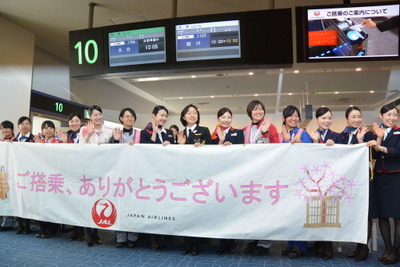 JAL、ひなまつりフライト実施…大半の業務を女性スタッフだけで運航 画像