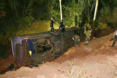 タイ北部、東北部でバス転落事故を相次ぐ　２台で３０人超けが 画像