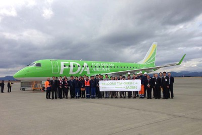 フジドリームエアラインズ、8号機となるエンブラエルERJ175が富士山静岡空港に到着 画像