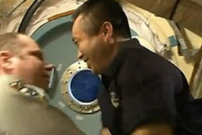 第37次/第38次長期滞在クルーを乗せたソユーズ宇宙船がISSから離脱 画像