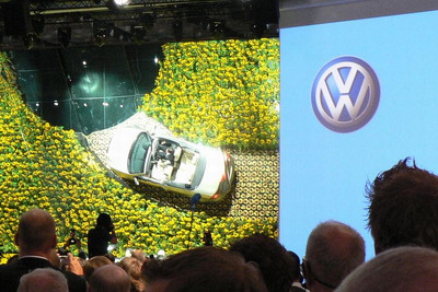 【フランクフルトモーターショー05】VW イオス、ヒマワリ畑に現る 画像