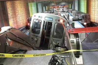 米シカゴで脱線事故、車両がエスカレーターに乗り上げ 画像