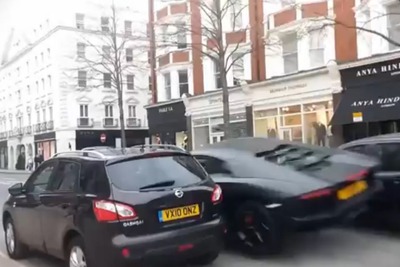 ランボルギーニ アヴェンタドール、英ロンドンで事故…デミオに激突［動画］ 画像
