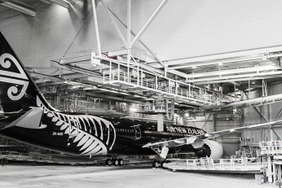 ボーイング、ニュージーランド航空に納入する787-9型機初号機がロールアウト 画像
