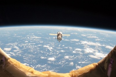 プログレス補給船、国際宇宙ステーションから分離 画像
