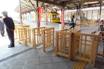 一畑電車、出雲大社前駅の内装を「木質化」 画像