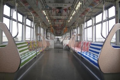 多摩モノレール、イケア立川オープン記念の「IKEA TRAIN」運行中 画像