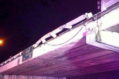 陸橋から道路にトラック転落　４台衝突、１１人けが　タイ東部チョンブリ 画像