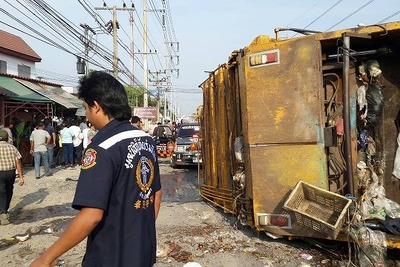 バンコク郊外でごみ収集車がバス、乗用車に衝突　４人死傷　 画像